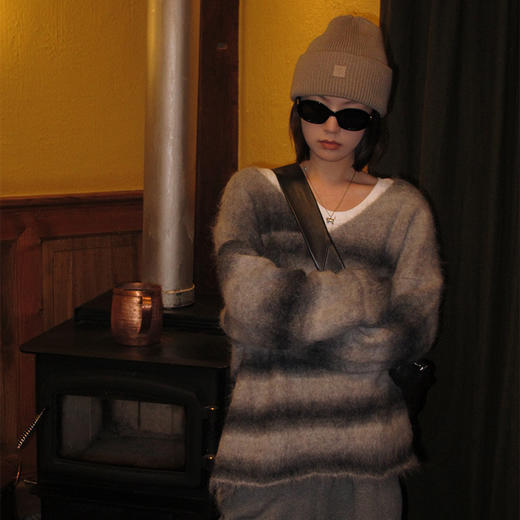 【顺丰包邮】13608秋冬新款羊驼混纺渐变灰色条纹V领毛衣890 商品图1