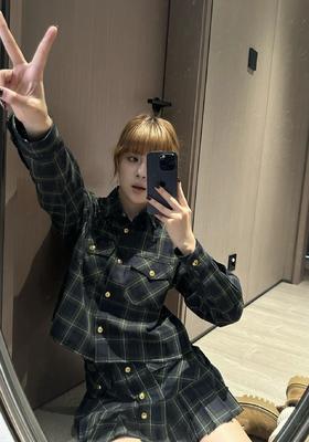 Miu 2024秋冬新款 复古英伦风格纹短裁衬衫 压褶半裙