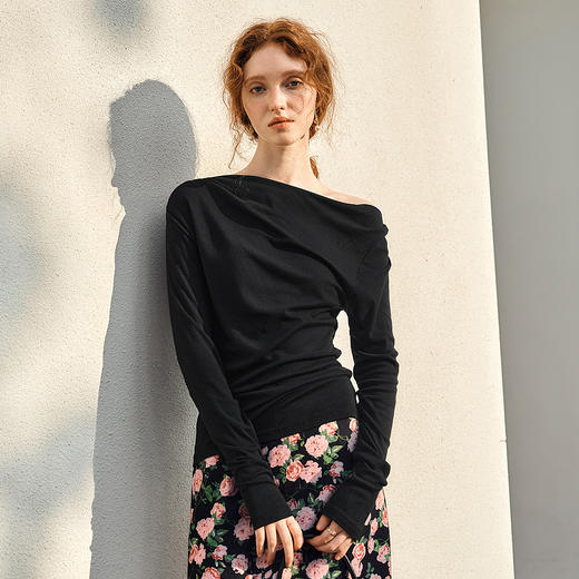 OLrain欧芮儿法式长袖T恤女春季2025年新款一字领不规则抽褶上衣 商品图3