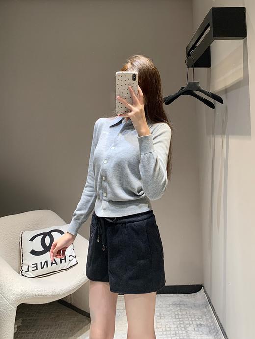 缪缪24FW秋冬新款Holiday假日字母logo灰色polo领针织开衫（UY*DQJB) 商品图2
