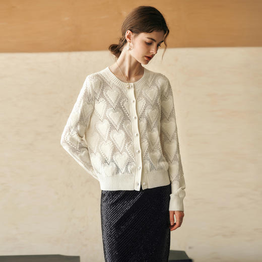 OLrain欧芮儿法式杏色毛衣女冬季2024年新款心形镂空针织开衫 商品图4
