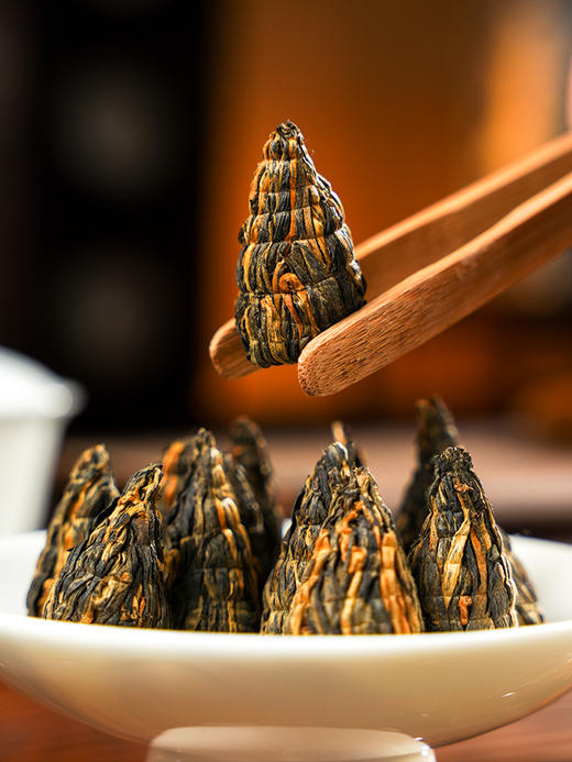遇水开花的【宝塔红茶】采用特级红茶全手工编织而成，根根金毫，金圈突出，蜜润醇厚！200g/罐 商品图7