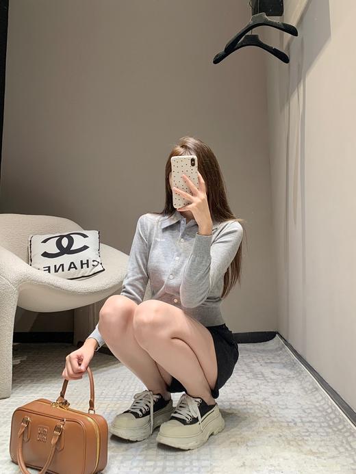 缪缪24FW秋冬新款Holiday假日字母logo灰色polo领针织开衫（UY*DQJB) 商品图6