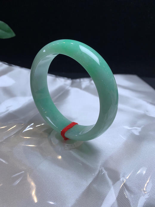 611903，55果绿底宽版手镯，15.5-7.6mm，满圈几乎都带果绿底色 版型好干净清爽 商品图2