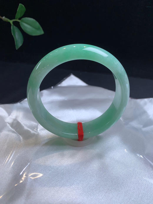 611903，55果绿底宽版手镯，15.5-7.6mm，满圈几乎都带果绿底色 版型好干净清爽 商品图5