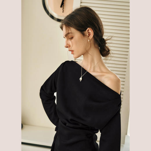 OLrain欧芮儿黑色时尚套装女冬季2024年新款一字领不规则两件套 商品图3