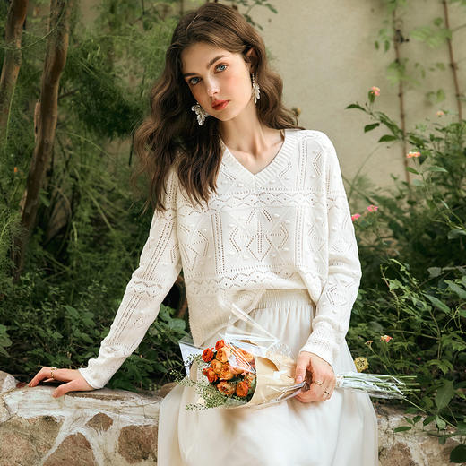 OLrain欧芮儿杏白色针织衫女冬季2024年新款度假风小V领挑孔上衣 商品图1