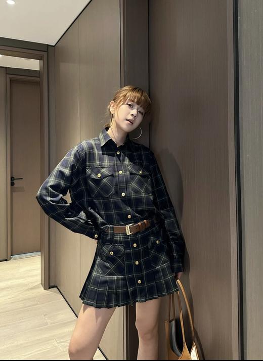 Miu 2024秋冬新款 复古英伦风格纹短裁衬衫 压褶半裙 商品图1