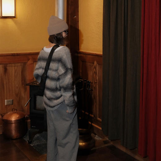 【顺丰包邮】13608秋冬新款羊驼混纺渐变灰色条纹V领毛衣890 商品图4