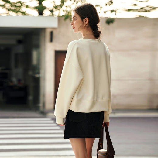 OLrain欧芮儿法式杏色卫衣女冬季2024年新款学校刺绣圆领上衣 商品图3