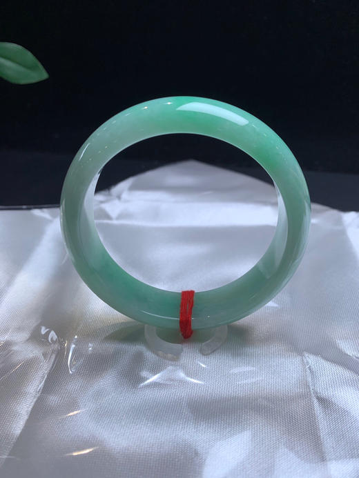611903，55果绿底宽版手镯，15.5-7.6mm，满圈几乎都带果绿底色 版型好干净清爽 商品图4