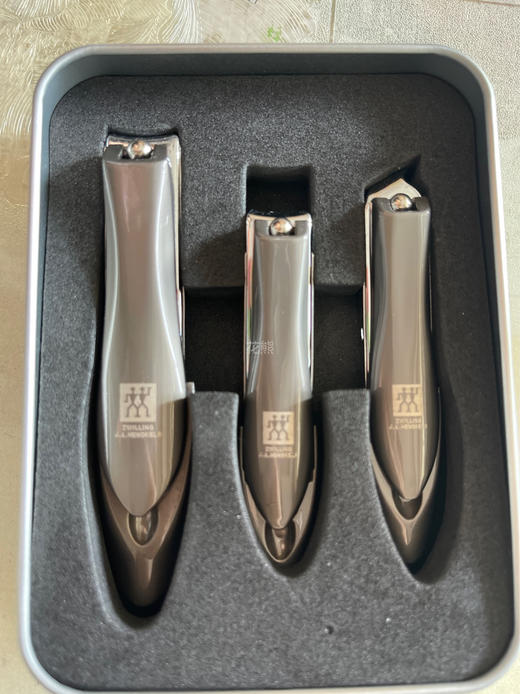 【双立人同款指甲剪】雕刻版三件套の高品质原单代工厂出品 滑动式收纳槽自动收纳甲屑防飞溅ソ防飞溅ソ可全身水洗令不生锈乃螳螂造型握感舒适锋利到剪铁如发@精美套盒磨砂不锈钢方盒包装 商品图4