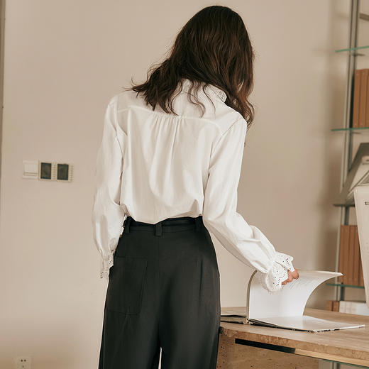 OLrain欧芮儿法式蕾丝衬衫女冬季2024年新款气质通勤木耳边领衬衣 商品图4