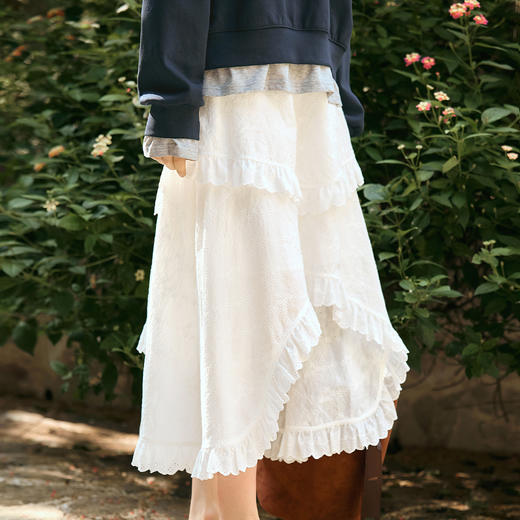 OLrain欧芮儿奶白色半身裙女冬季2024年新款设计感不规则蕾丝半裙 商品图4