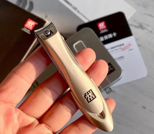 【双立人同款指甲剪】雕刻版三件套の高品质原单代工厂出品 滑动式收纳槽自动收纳甲屑防飞溅ソ防飞溅ソ可全身水洗令不生锈乃螳螂造型握感舒适锋利到剪铁如发@精美套盒磨砂不锈钢方盒包装 商品图5