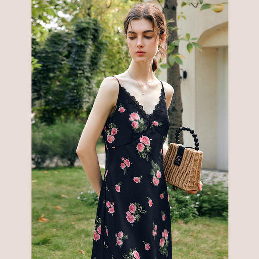 OLrain欧芮儿黑色碎花连衣裙女春季2025年新款法式玫瑰印花吊带裙 商品图4