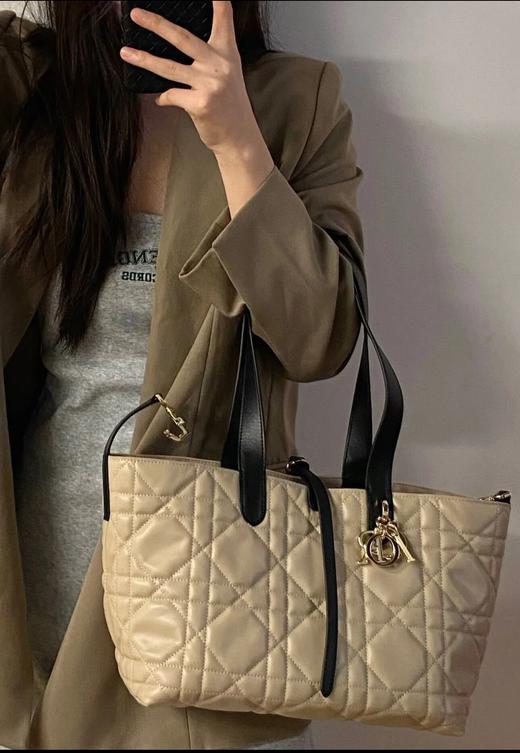 𝗗𝗜𝗢𝗥 𝗧𝗼𝘂𝗷𝗼𝘂𝗿𝘀系列米色拼黑（U） 商品图1