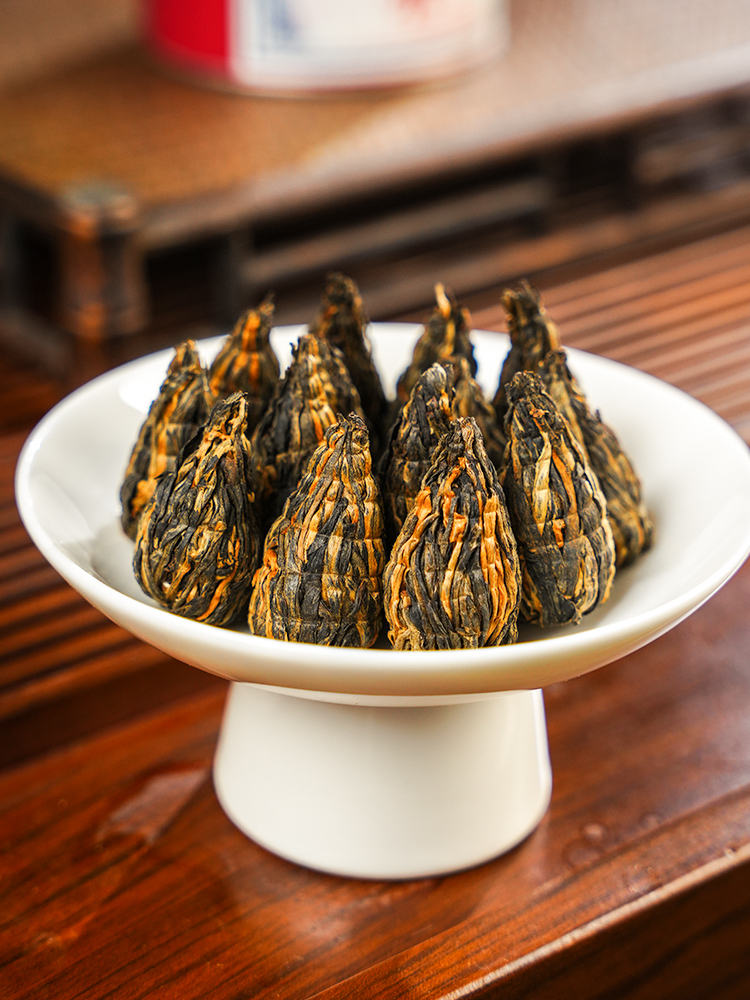 遇水开花的【宝塔红茶】采用特级红茶全手工编织而成，根根金毫，金圈突出，蜜润醇厚！200g/罐