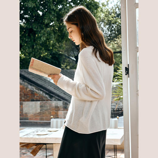OLrain欧芮儿法式V领针织衫女春季2025新款钉珠慵懒风宽松套头衫 商品图3