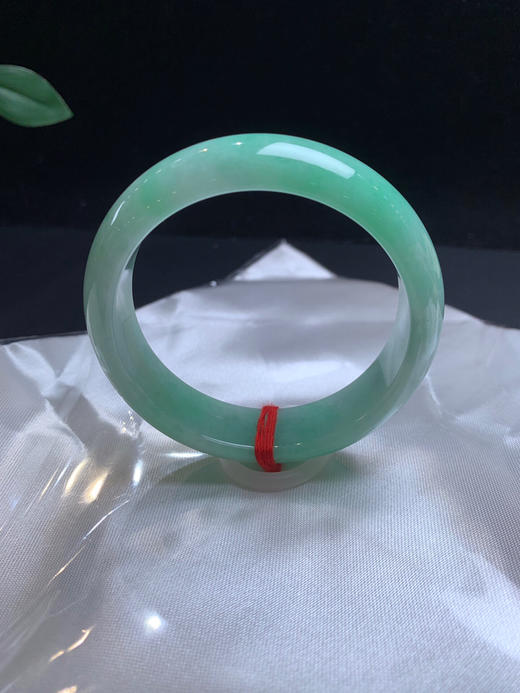 611903，55果绿底宽版手镯，15.5-7.6mm，满圈几乎都带果绿底色 版型好干净清爽 商品图1