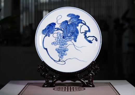 青花葡萄纹饰赏盘 商品图0
