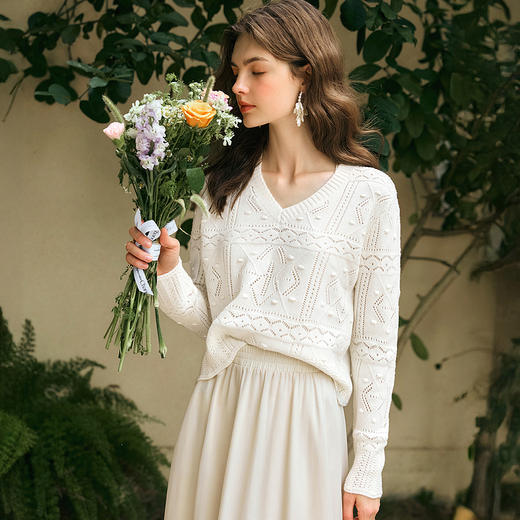 OLrain欧芮儿杏白色针织衫女冬季2024年新款度假风小V领挑孔上衣 商品图4