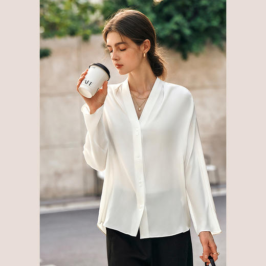 OLrain欧芮儿米白色V领衬衫女春季2025年新款简约通勤长袖衬衣 商品图1