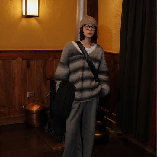 【顺丰包邮】13608秋冬新款羊驼混纺渐变灰色条纹V领毛衣890 商品图2