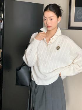 BC24AW秋冬新款老钱金丝徽章绞花羊绒廓形Polo毛衣（UY*DQJB）