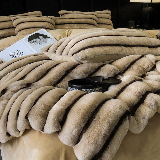 【一套约10斤重】美拉德濑兔绒四件套 双面厚实软糯细密绒毛保暖条纹款 商品图0