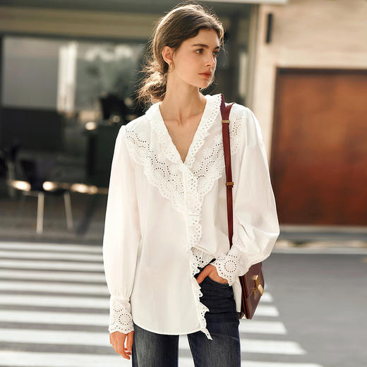 OLrain欧芮儿法式白色衬衫女冬季2024年新款荷叶领刺绣镂空衬衣 商品图1