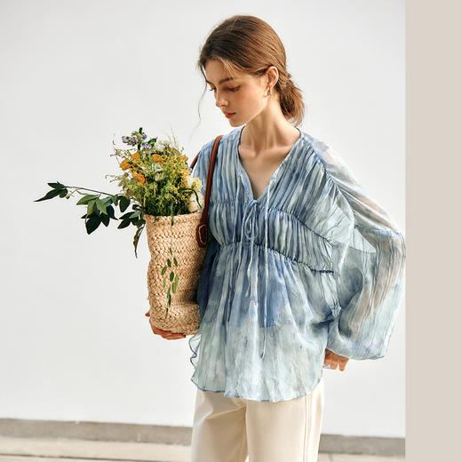 OLrain欧芮儿蓝色晕染雪纺衫女冬季2024年新款度假风慵懒绑带小衫 商品图3