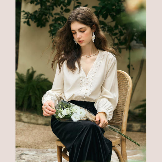 OLrain欧芮儿法式V领衬衫女冬季2024年新款慵懒风拼接蕾丝上衣 商品图1