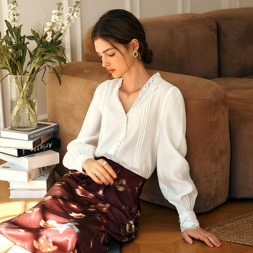 OLrain欧芮儿法式v领衬衫女春季2025年新款气质荷叶边蕾丝边上衣 商品图1