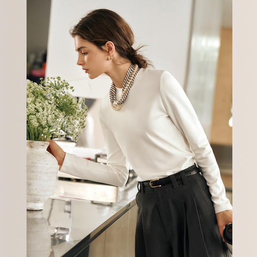 OLrain欧芮儿白色长袖T恤女冬季2024年新款通勤百搭珍珠丝巾上衣 商品图1