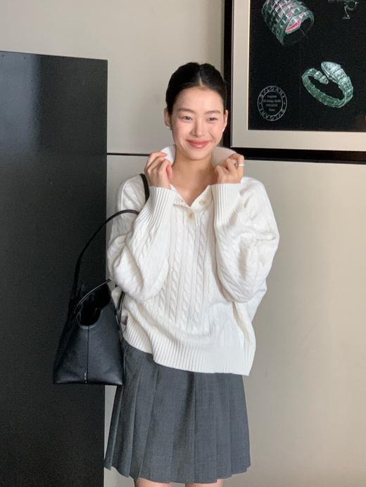 BC24AW秋冬新款老钱金丝徽章绞花羊绒廓形Polo毛衣（UY*DQJB） 商品图2