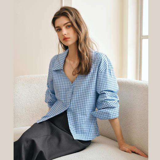 OLrain欧芮儿蓝色格子衬衫女冬季2024年新款设计感通勤V领衬衣 商品图2