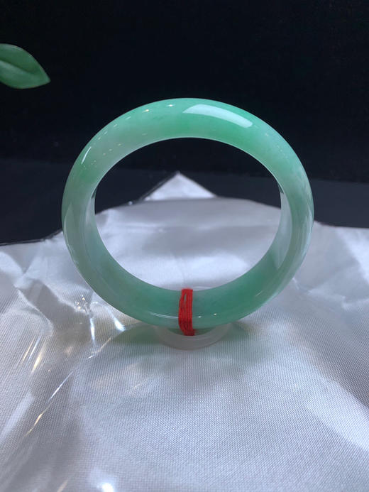 611903，55果绿底宽版手镯，15.5-7.6mm，满圈几乎都带果绿底色 版型好干净清爽 商品图0