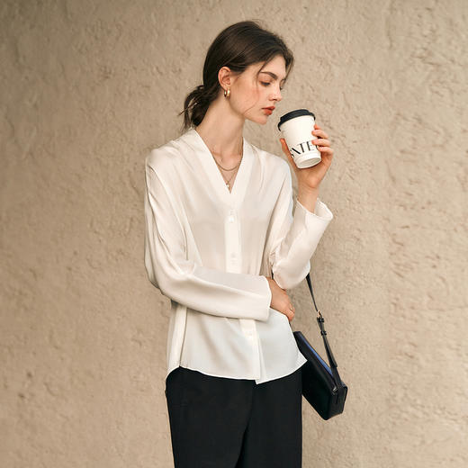 OLrain欧芮儿米白色V领衬衫女春季2025年新款简约通勤长袖衬衣 商品图4