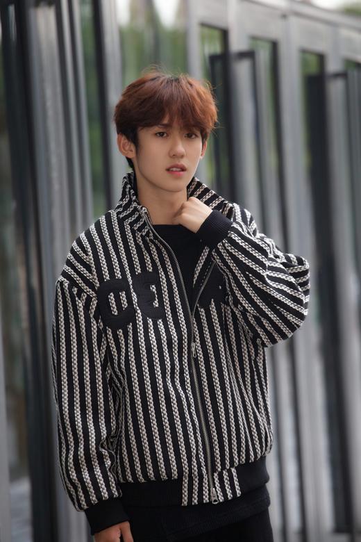 332972788条纹字母夹克 商品图0