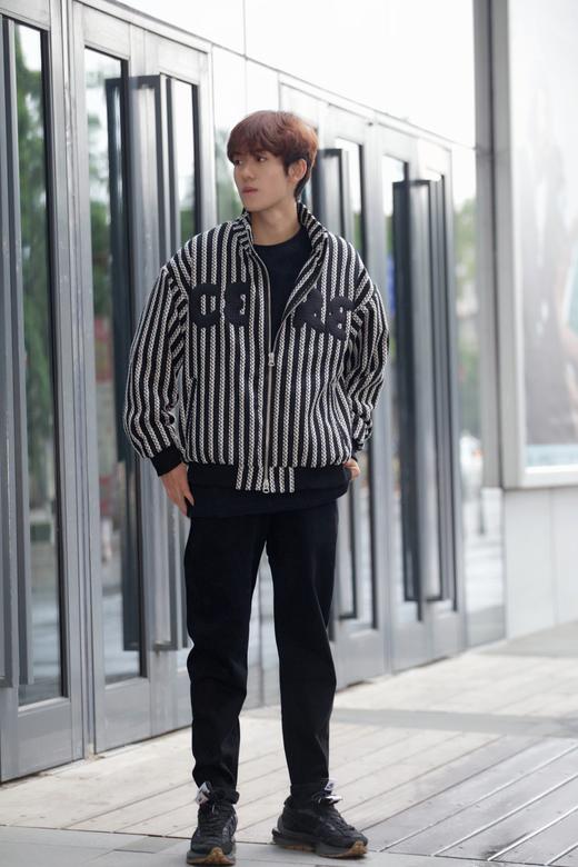 332972788条纹字母夹克 商品图3