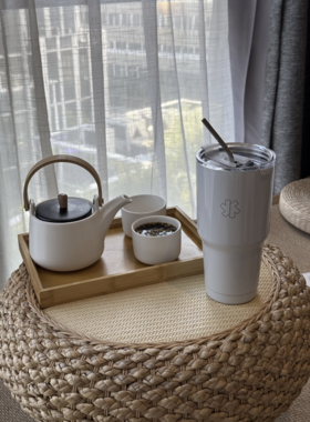 百年户外品牌【星花保温保冷随行杯】🔥 一次装满，满足整天的饮水需求， 省时省心 一杯双饮，自由切换 采用高品质304食品级不锈钢材质，安全耐用 🔸