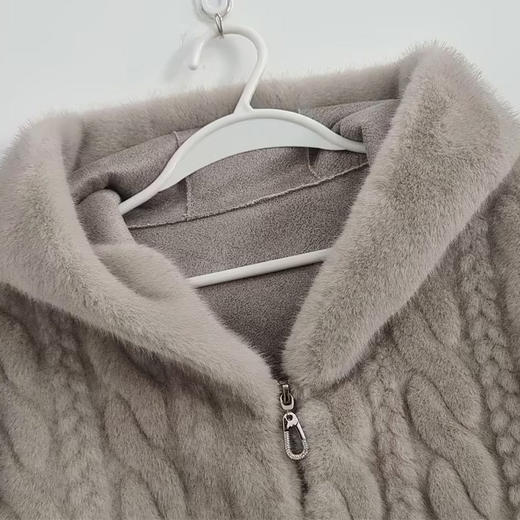 VIVIAN LIU薇薇安刘TD2468902冬女装新款时尚皮毛一体连帽外套 商品图2