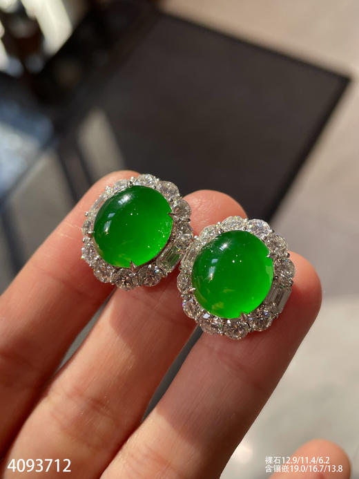 老坑玻璃种帝王绿蛋面耳钉【4093712】具体价格微信咨询 商品图3