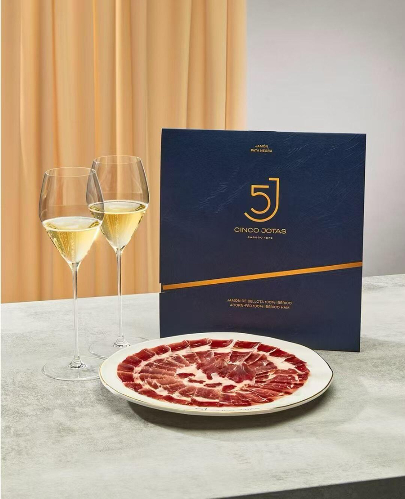 西班牙🇪🇸5J 黑标Cinco Jotas火腿
火腿整腿 送火腿架 大自然和时间的杰作，橡果喂养100%伊比利亚黑猪，油脂均衡，入口即化细腻醇香