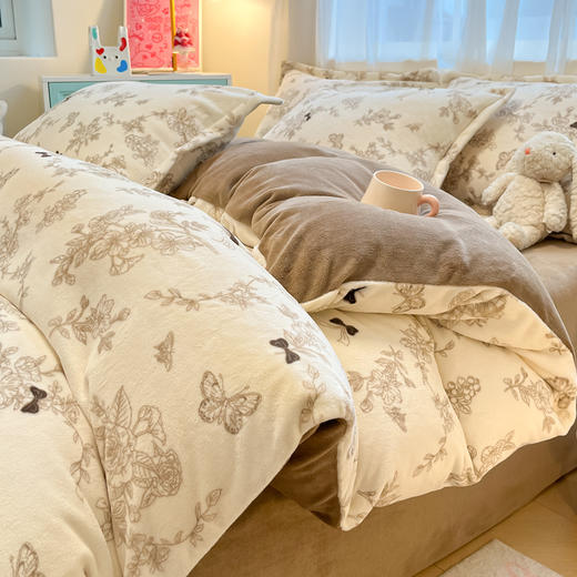 【巨舒适牛奶绒四件套；臻享温暖！】加绒保暖，暖意十足；舒适至臻，让你不想离床；双面设计，颜值与实用并存；牛奶绒面料，柔软亲肤；活性工艺印染，健康环保。冬日必备，别错过！ 商品图3