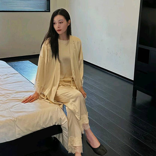 【顺丰包邮】99902设计感蕾丝拼接真丝缎睡衣外披三件套82172 商品图0