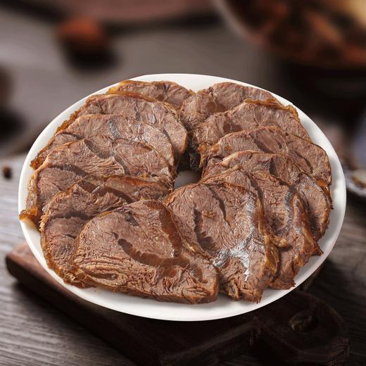东上御品酱卤牛肉即食健身代餐酱牛肉 色泽红润，肥瘦相宜 传统手工制作，慢炖上色入味去腥 口感鲜嫩，肉味十足，香醇有嚼劲 商品图5