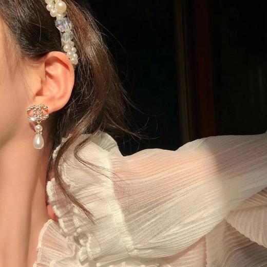 香奈儿浅金色珍珠水钻不对称耳环（XJ） 商品图1