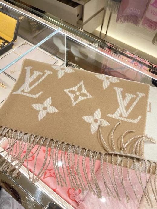 张心子【氛围感穿搭】羊绒LV围巾冬季新款长款围脖外搭两用保暖披肩 U2410114 商品图0